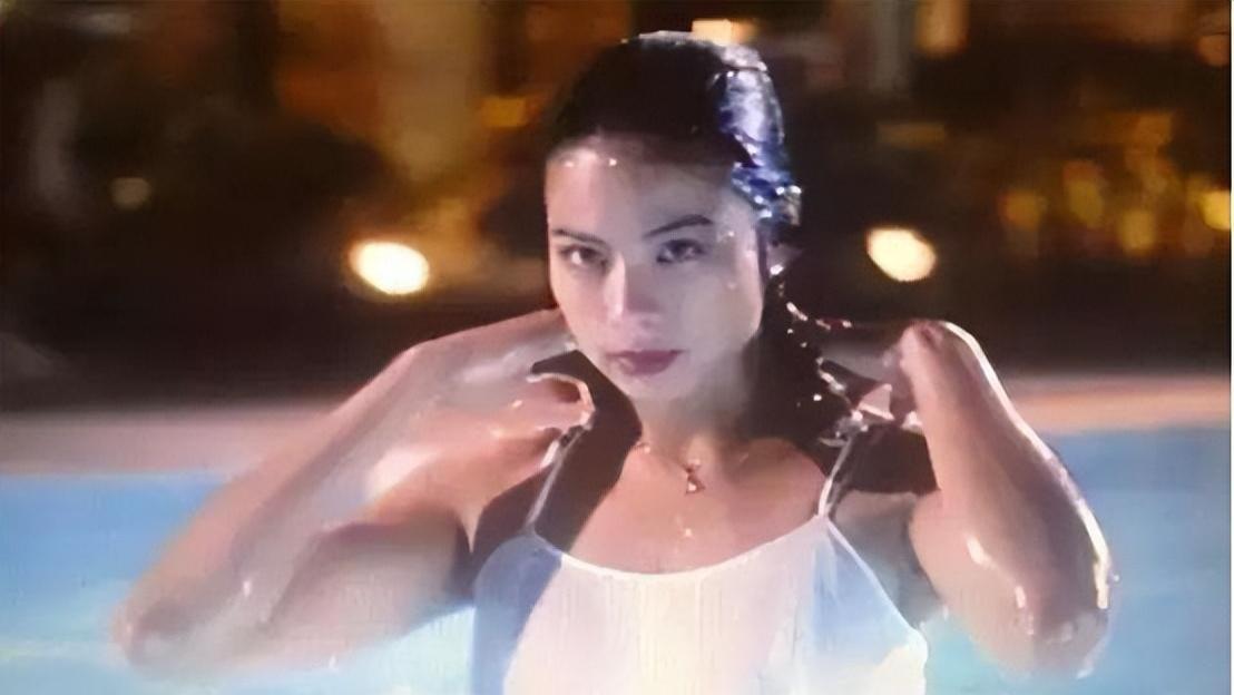 论性感和美貌，她堪比钟楚红，和成龙李连杰组CP尤为吸睛