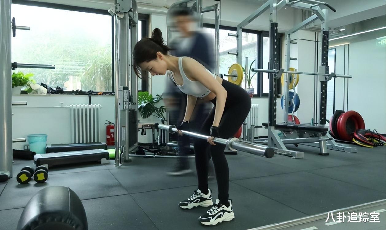 周冬雨|周冬雨晒健身照!身无赘肉皮肤细腻,回应小眼争议,却遭网友嘲笑