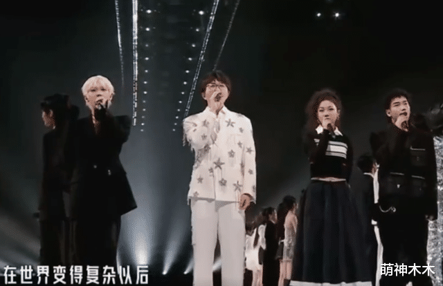 星光大赏台下好精彩：胡歌无聊睡着，赵露思看手机，王一博玩快闪