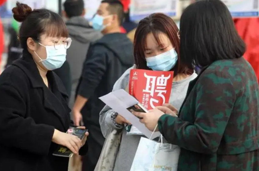 求职|“公司不招大妈”,40岁985女硕士优雅回怼,网友:都不照镜子吗