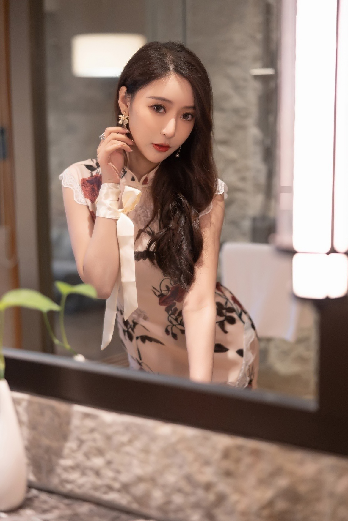 变形金刚7|浴室湿身秀！王馨瑶旗袍照惊艳亮相，火辣身材若隐若现。好撩人