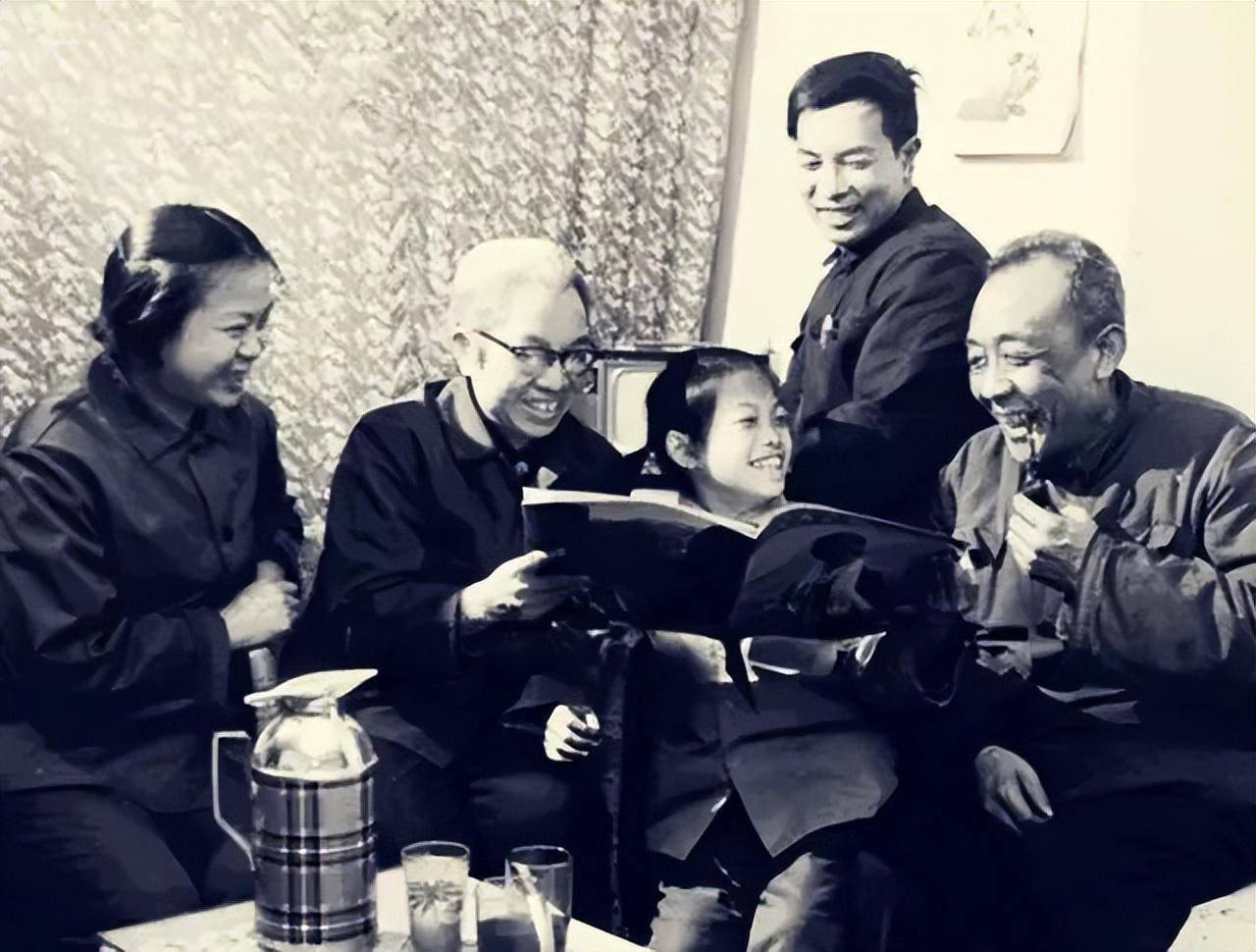 左起:骆玉笙儿媳,骆玉笙,骆玉笙孙女,骆玉笙儿子,赵魁英1980年,丈夫