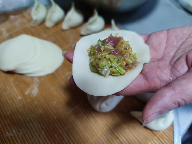 |立冬吃饺子，韭菜白菜靠边站，3种“福气馅”正当季，解馋补嘴空