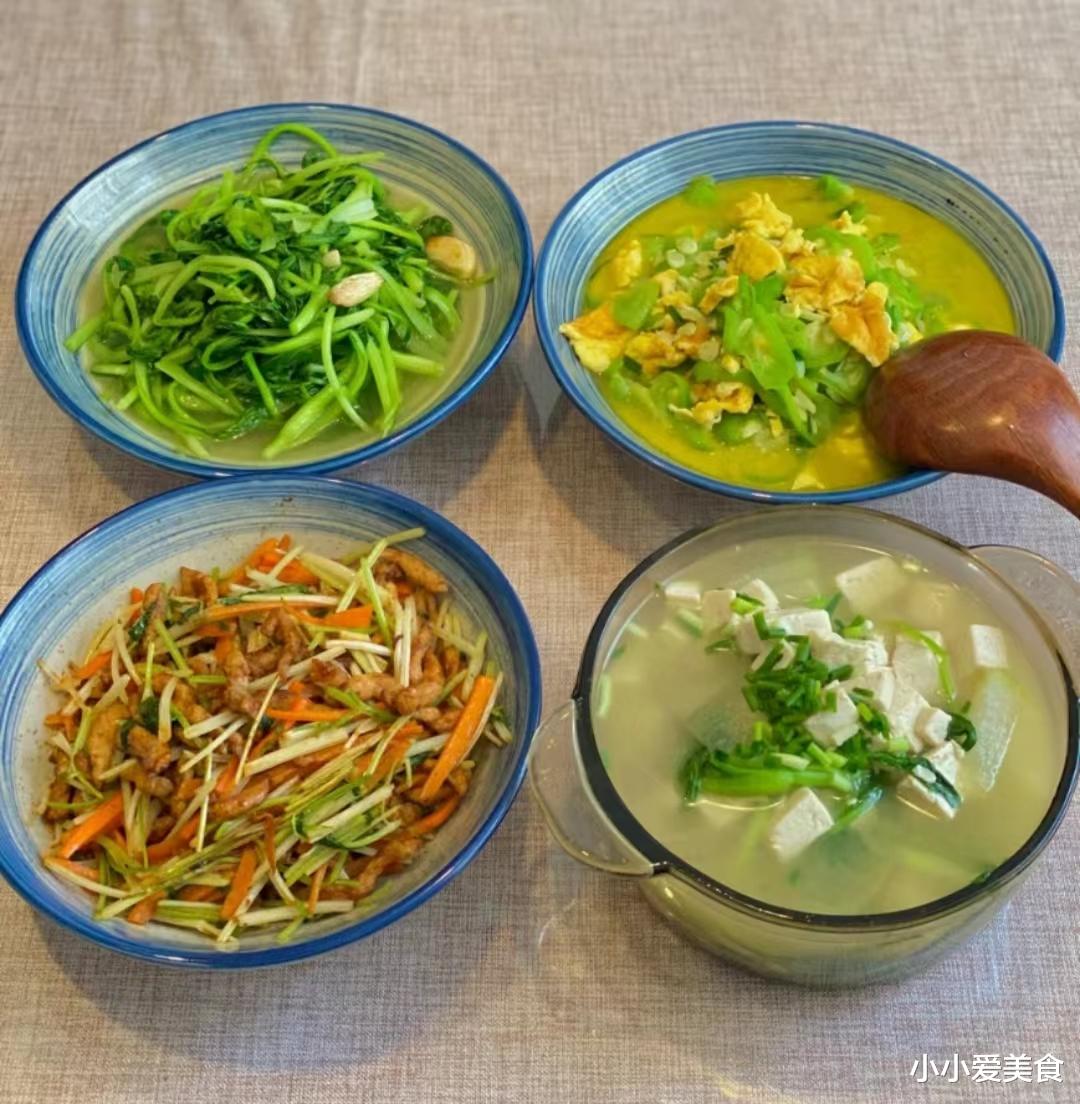 馒头|女子晒婆婆做晚餐，走红朋友圈，网友：比吃啃馒头强，知足吧