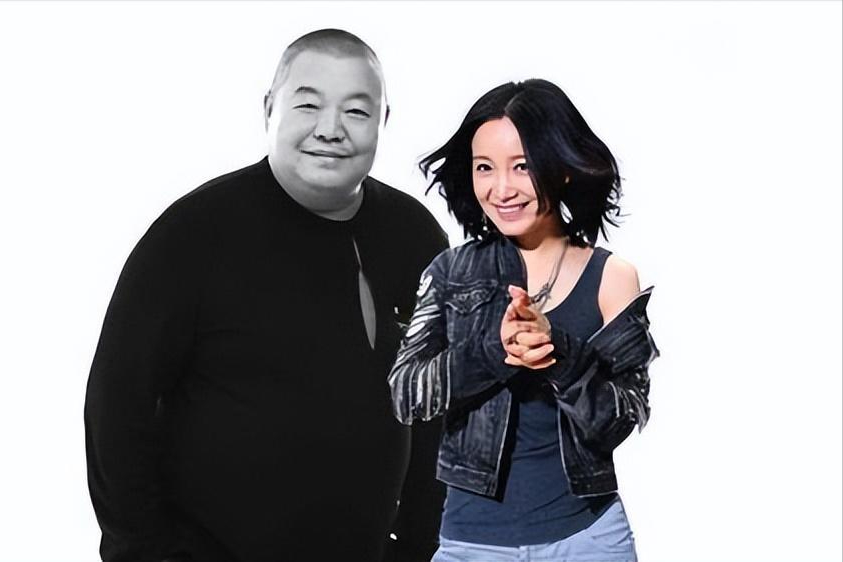 |连续四次登上春晚，却被恩师夺走初夜被骗堕胎，55岁至今没人敢娶