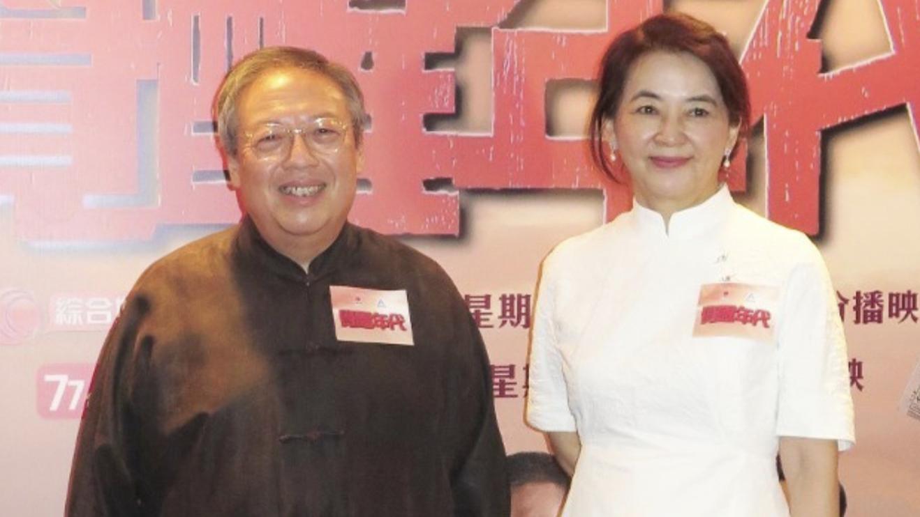 胡慧中74岁丈夫罕露脸，现身做演讲精神饱满，出狱后生活低调简单