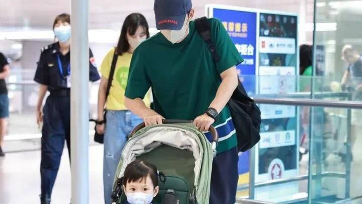 王阳一家三口同框，推婴儿车奶爸范十足，2岁女儿眼睛大大好可爱