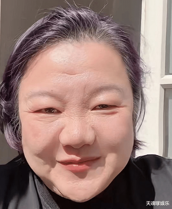 陈凯歌前妻定居法国，和现任逛街路遇骚乱场面，染紫发露怪异表情