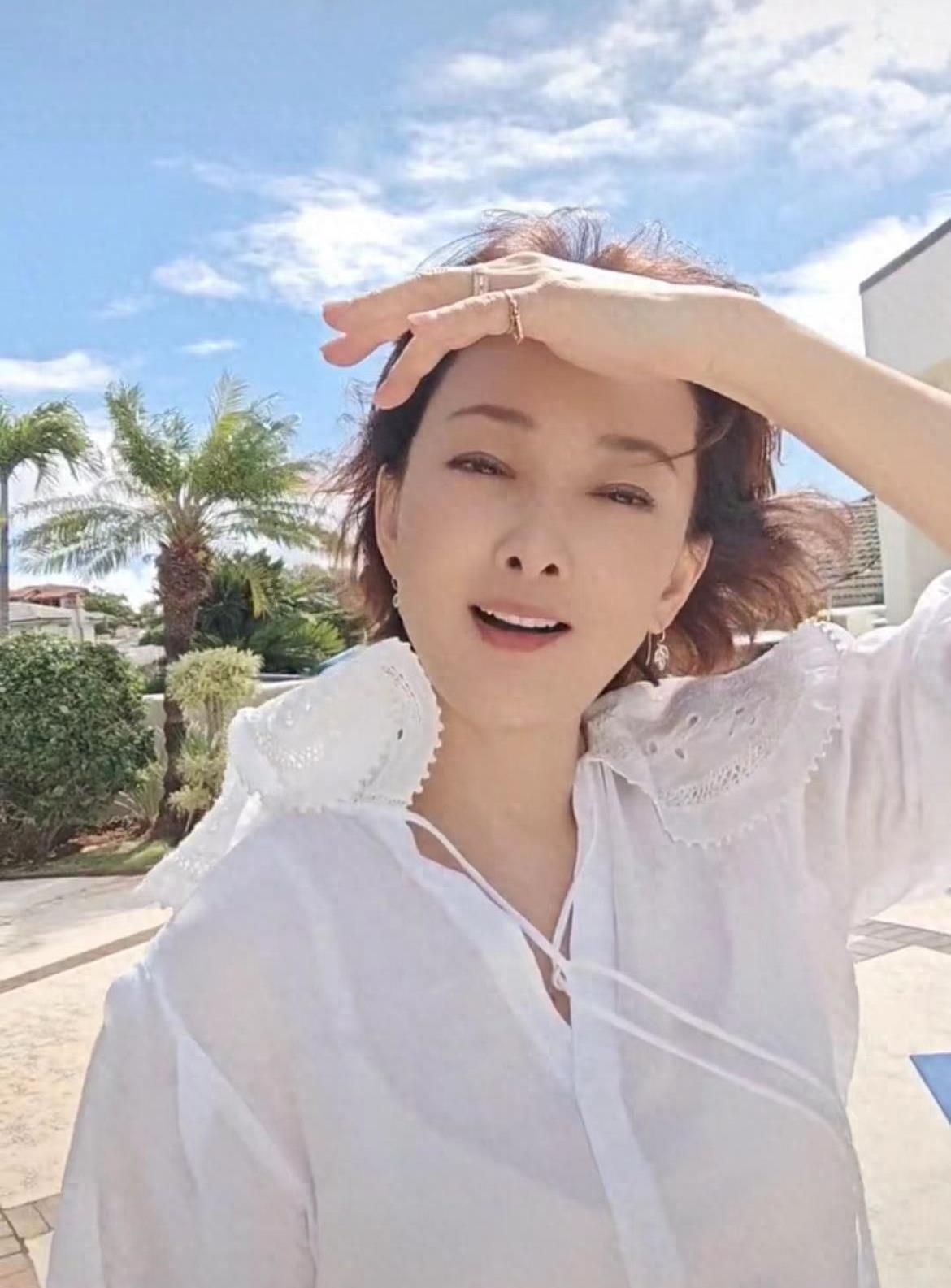 50岁牛莉美国生活,住富人区豪宅喜笑颜开,笑容僵硬再被吐槽整容