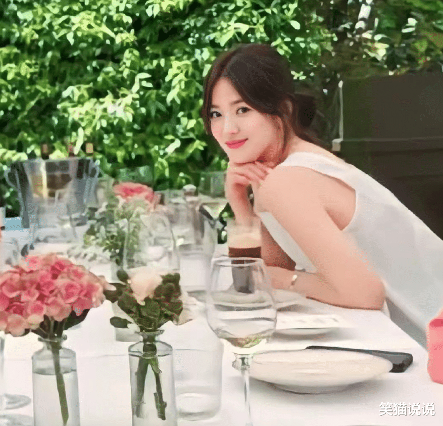 |宋慧乔好友晒其照片：乔妹坐湖边好惬意，与友人合照显俏皮