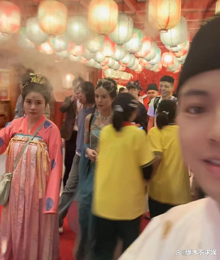 李若彤长安十二时辰街区被偶遇,57岁穿清凉古装,腹部暴露年龄!