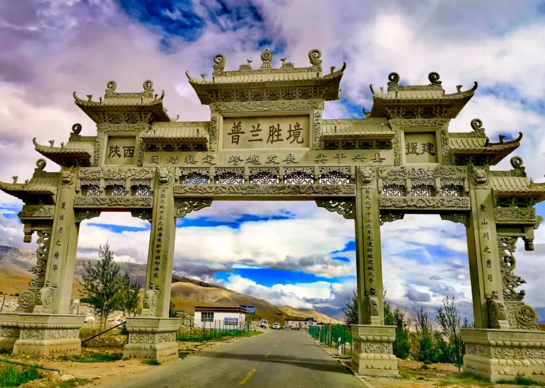 看看藏服上百块老蜜蜡、无数颗珍珠、红珊瑚、绿松石