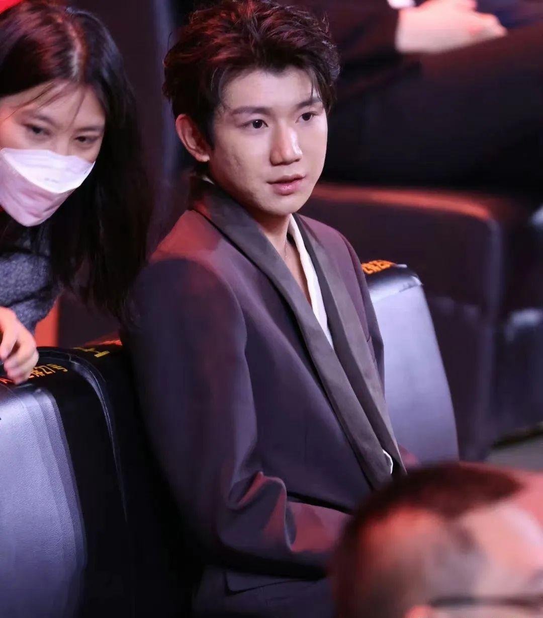 红楼梦|“完美男神”是假的，生图揭露“人间真实”脸型崎岖、满脸痘印