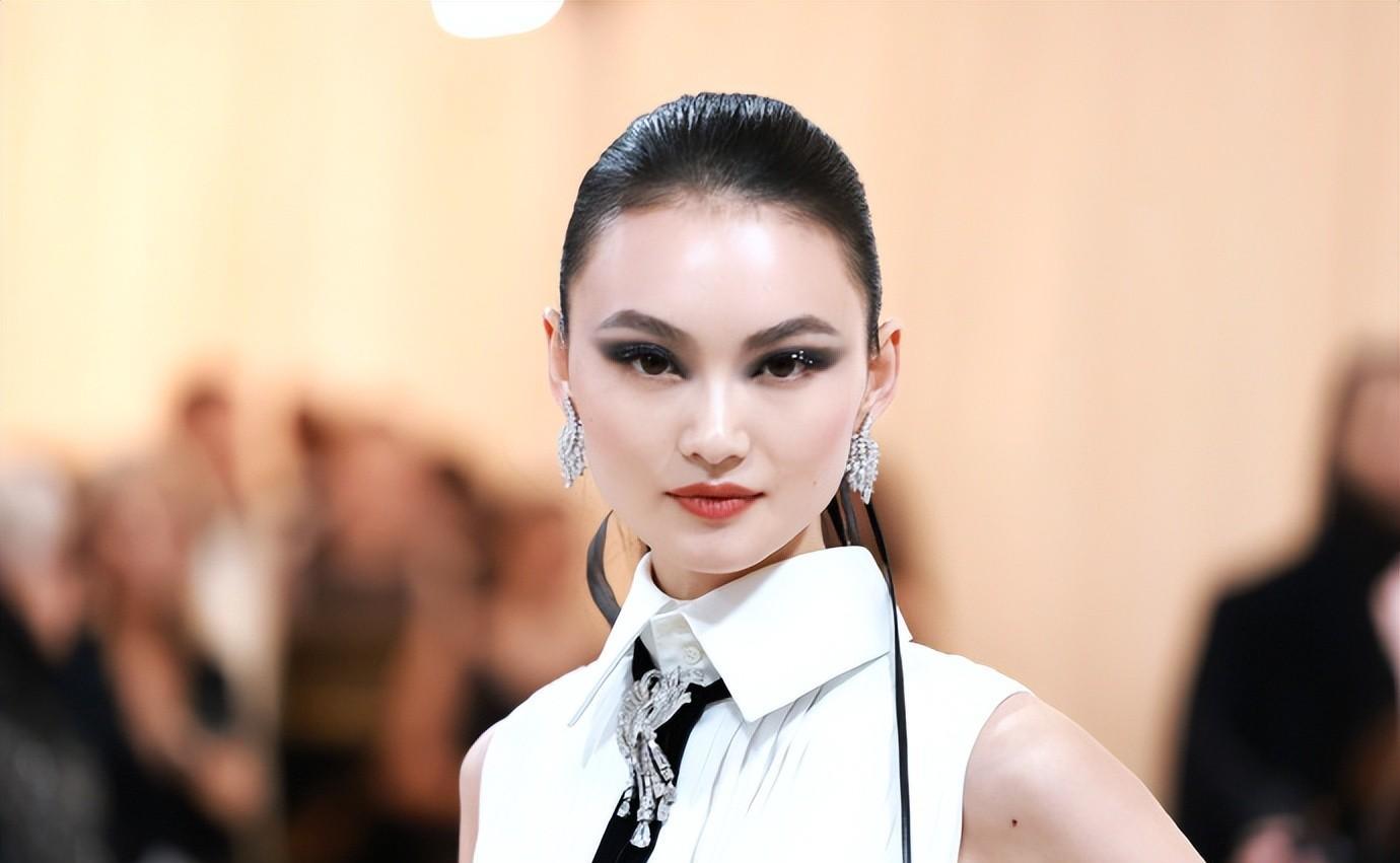 纹身 Met Gala：蔡徐坤拿扇子获好评，宋慧乔公主切超美