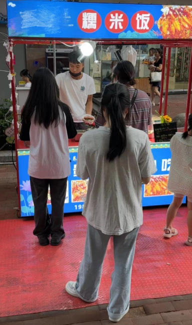 街头摆摊卖糯米饭，日赚500元，90后小伙：创业不易，认准就要坚持