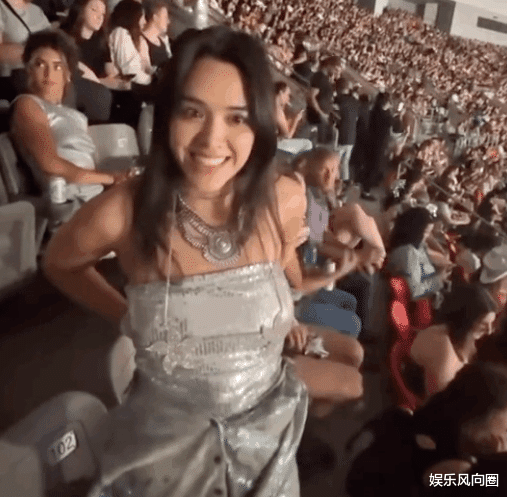 钟丽缇大女儿再惹争议!大胆晒穿内衣摆拍照,性感好身材暴露无遗