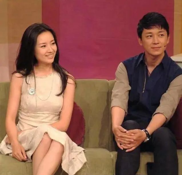 董洁|董洁直播带货惹争议，穿瑜伽裤身材瘦过头，被吐槽太过违和