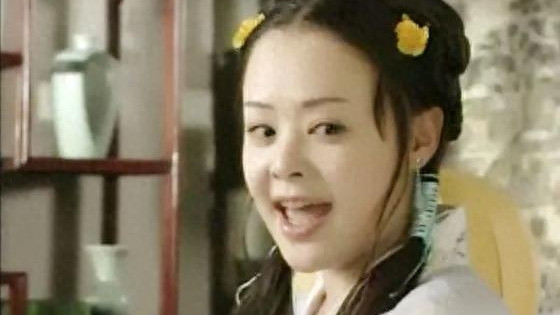 她演丫鬟让人记了22年，教授丈夫等她9年结婚，婚后每月10万零花钱