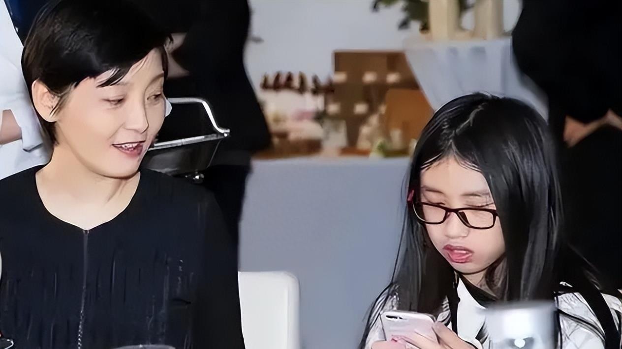 冯小刚又爆一大瓜，妻子徐帆收养的女儿，竟是他的“私生女”