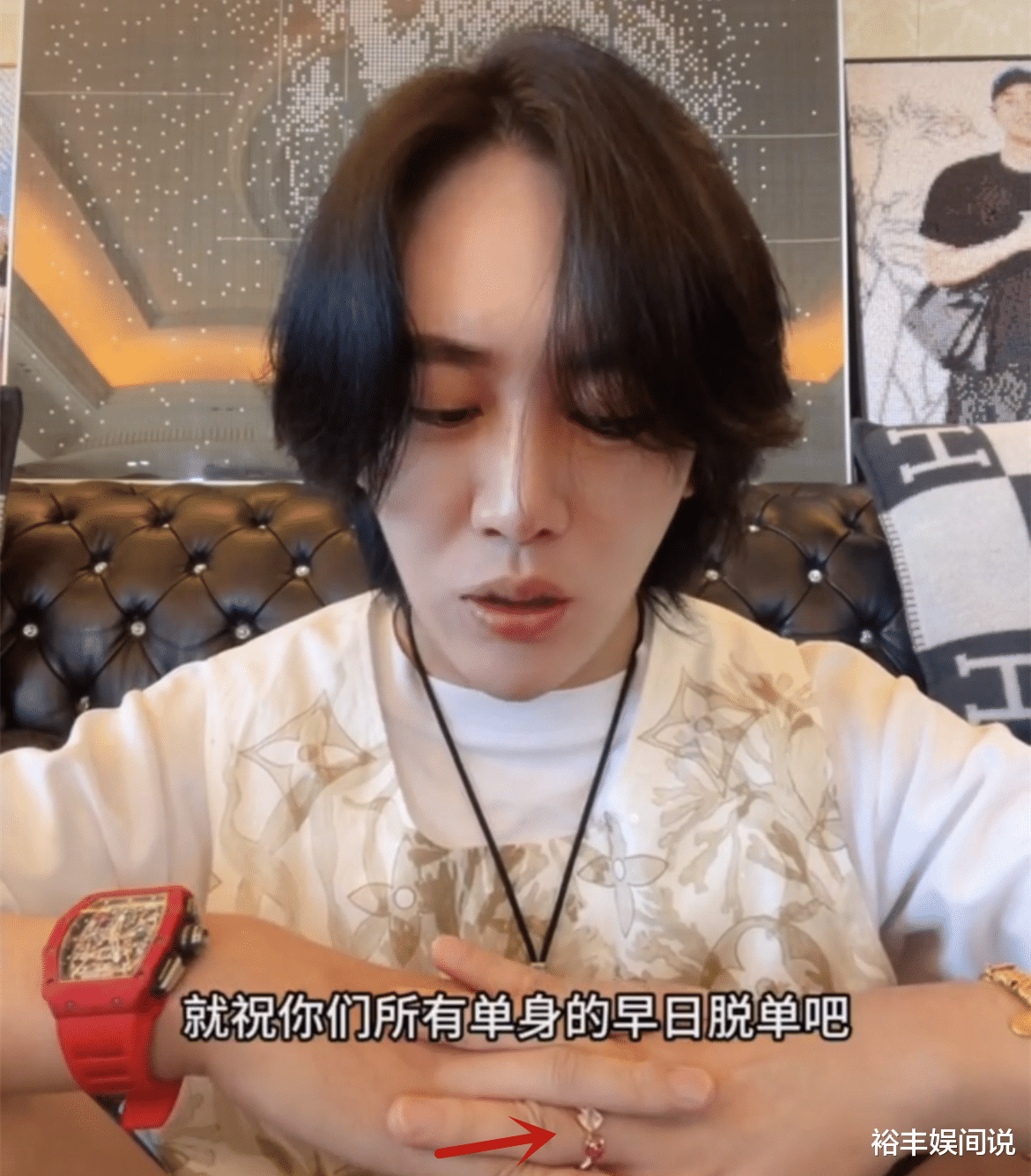 网红“王红权星”疑与同性结婚,无名指戴大钻戒,一身行头超千万