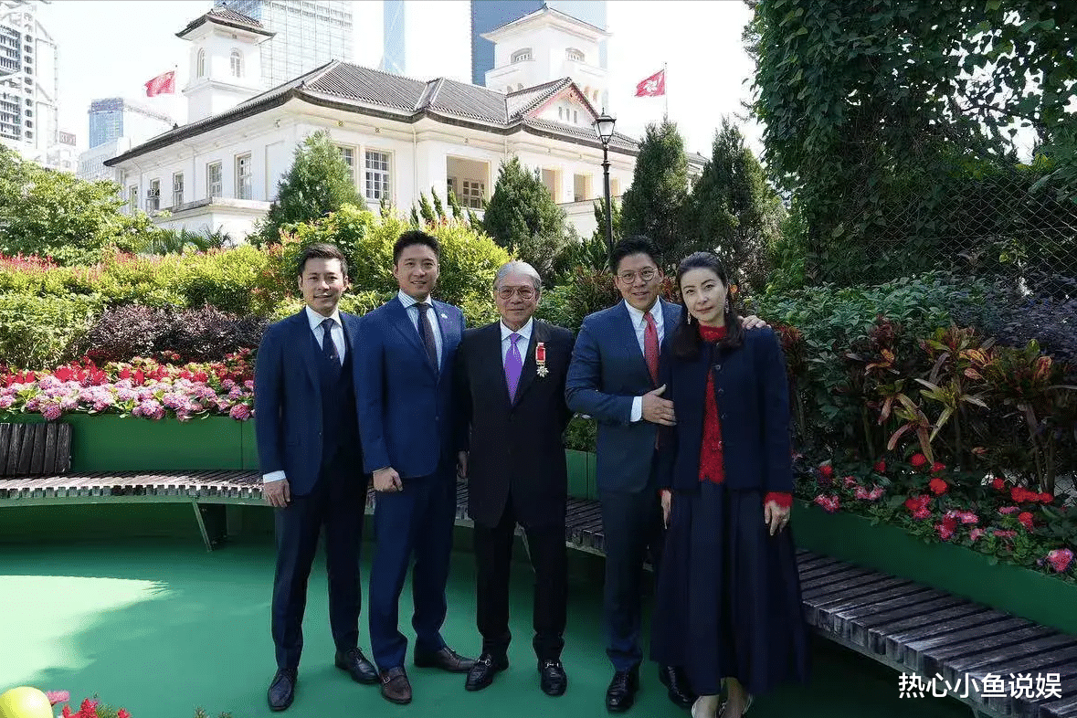 霍震霆获香港最高荣誉，三子到场祝贺，郭晶晶精心打扮气场变强