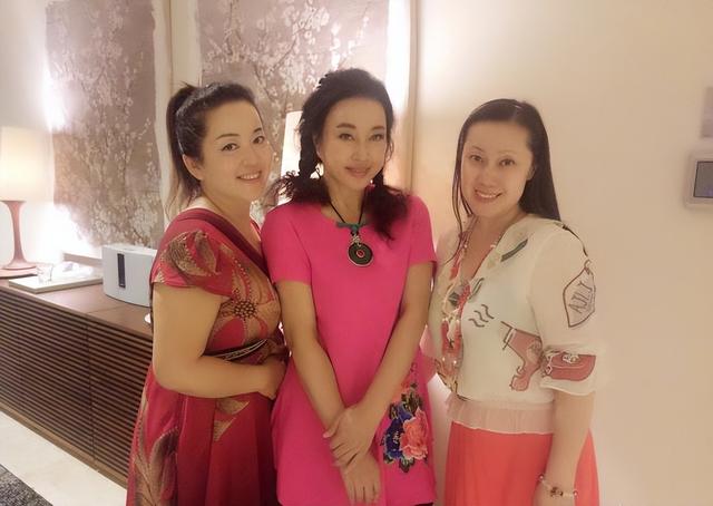 刘晓庆素颜为老公下厨,不戴假发终于不扮嫩,比普通奶奶还要老!