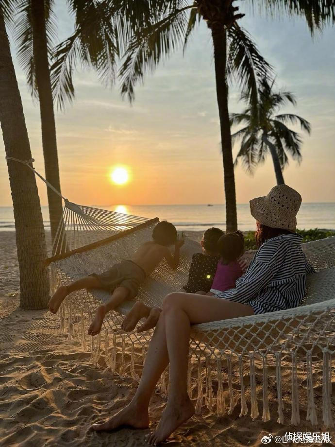 钟嘉欣带娃海边出游,辣妈穿泳装纤瘦养眼,三个儿女都像爸爸
