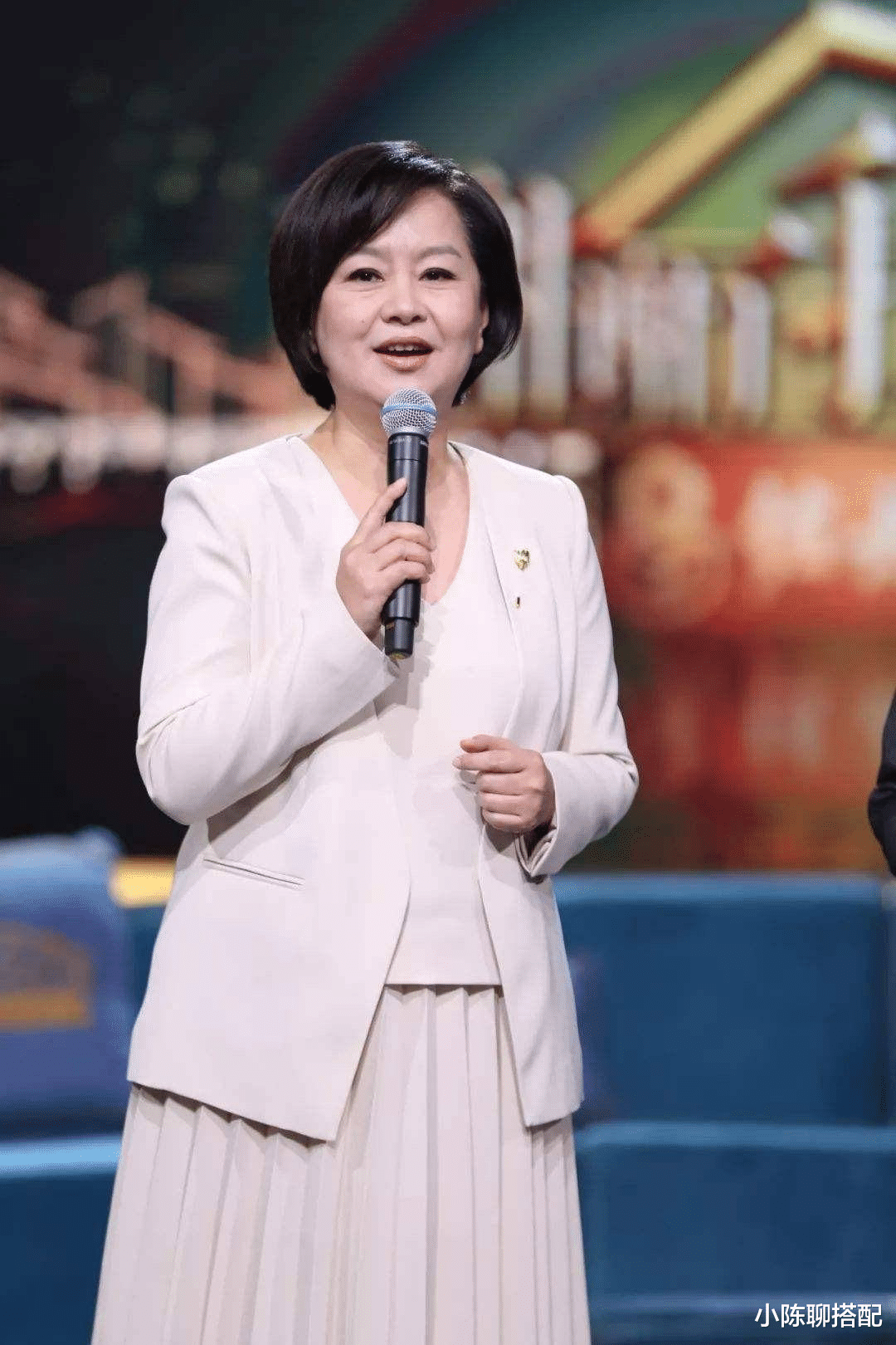 看了萨日娜和鞠萍才明白：只要会打扮，中年发福照样优雅又贵气