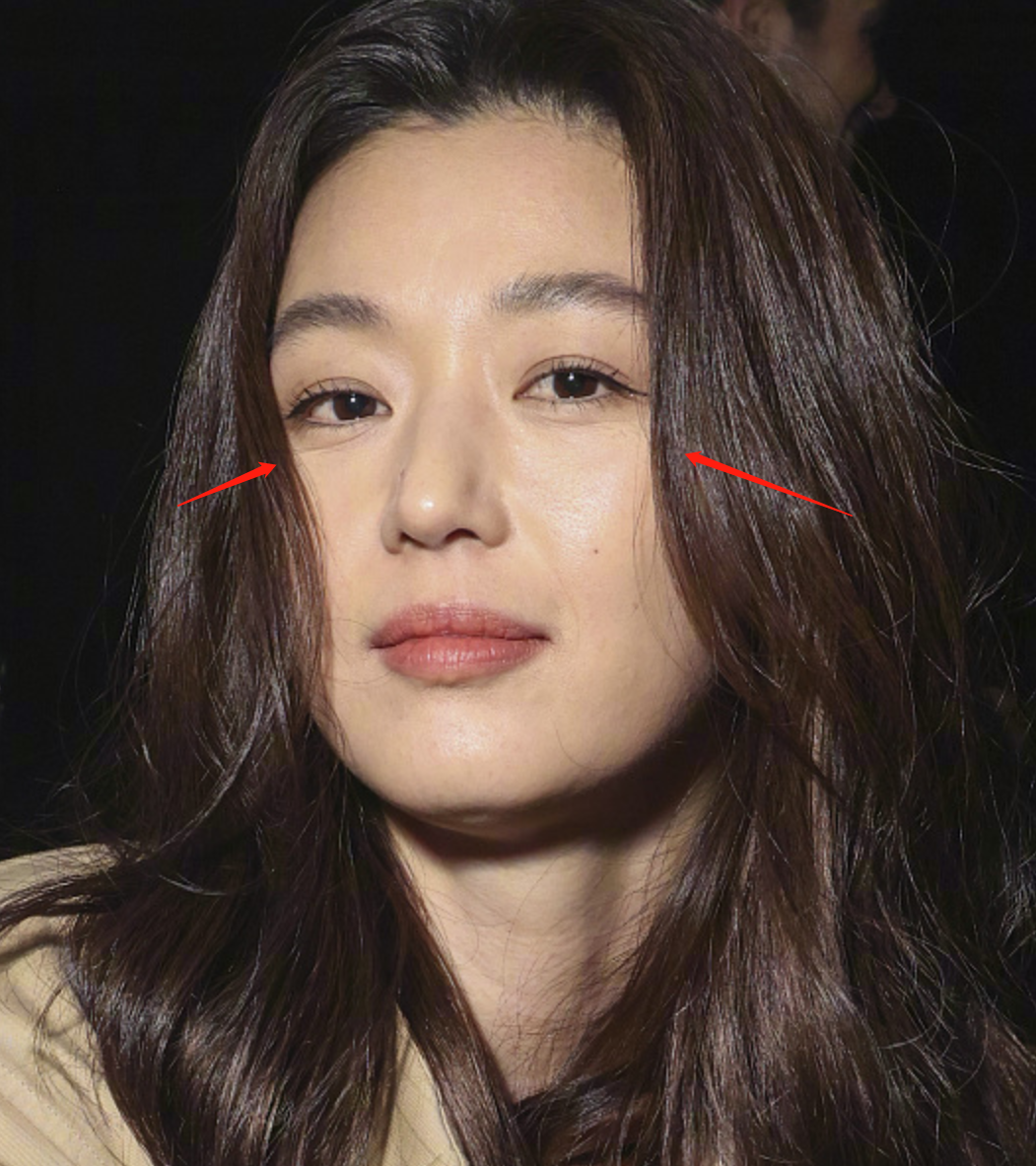 全智贤|42岁全智贤遭长枪短炮围堵！淡定走秀气场强，头发凌乱魅力不减