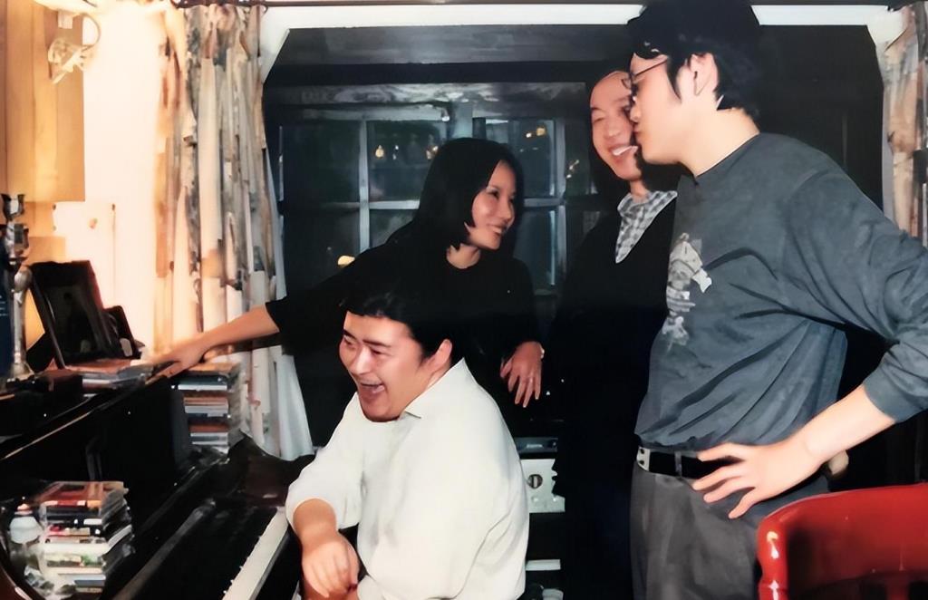 著名歌手刘欢近况：嗜酒如命，身患“不死癌症”，年仅60满头白发