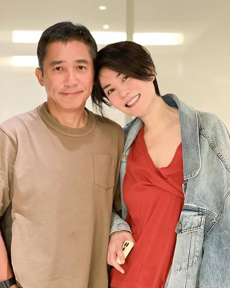 54岁王菲回香港聚会!与梁朝伟贴脸合照笑容灿烂,满面红光显年轻