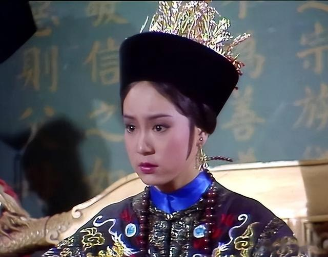 不敢露额头就别尬吹美人了,能抗住“大光明”发型,才能算真神颜