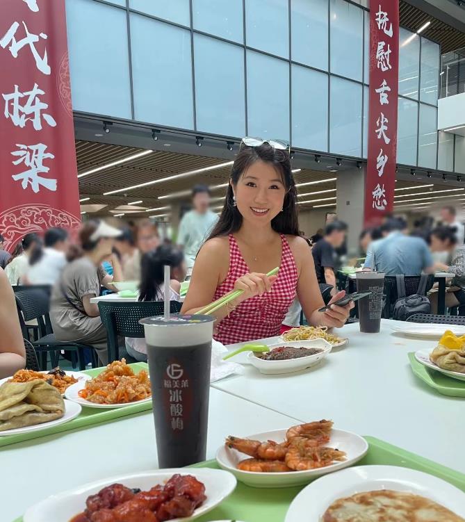 央视美女主持隐退嫁老外,一家回国逛北大母校,老公很帅气,女儿很像妈