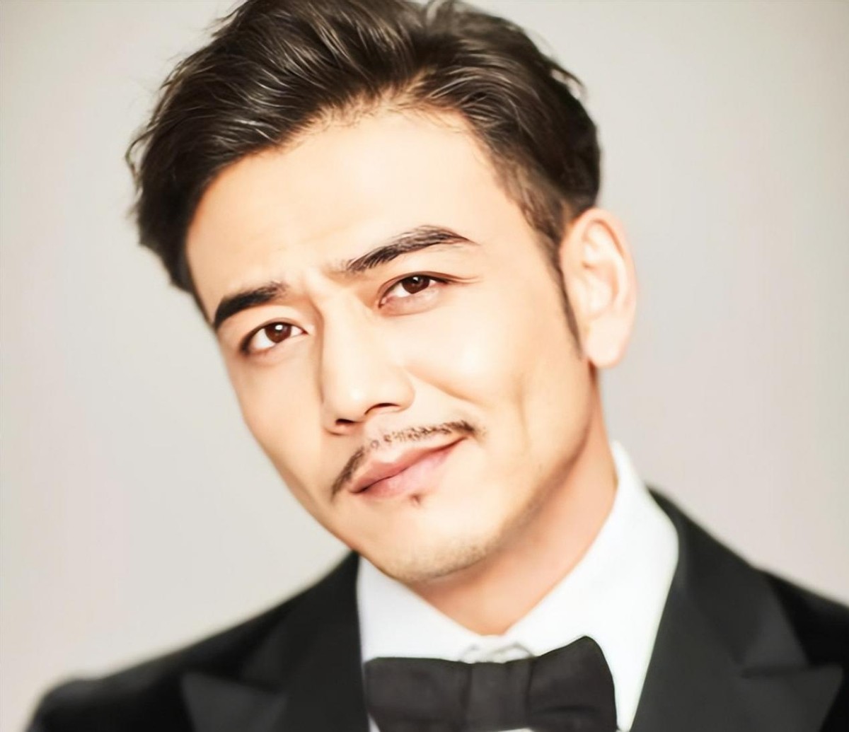 从“顶级男神”到“受人唾弃”,40岁的杨烁是怎么走向堕落的?