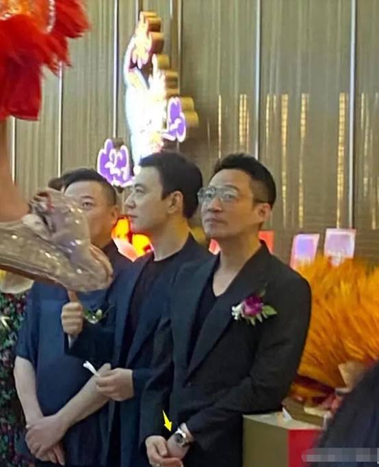 大S前夫又开新店,抱手抿嘴社恐明显,张兰开怀大笑是社牛