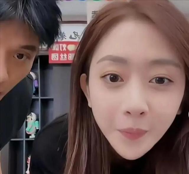 封王易主？卓仕琳二次直播太惨淡！1小时封四次，腿上刺青显眼