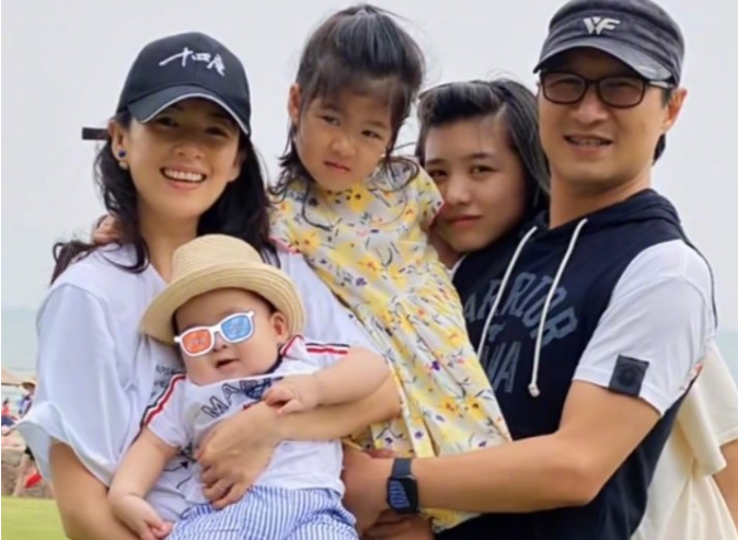 汪章离婚，网友给的评论是女方要好好搞事业， 男方终于上头条