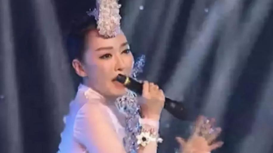 萨顶顶|她曾是春晚常客，与富豪认识1个小时就闪婚，今39岁成豪门阔太