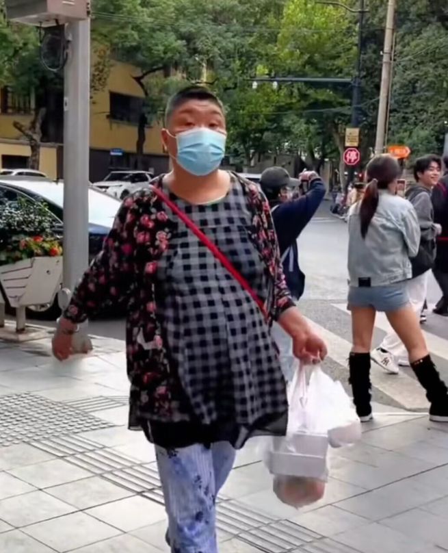 旋转木马|安福路小公主现身欢乐谷,多名粉丝围观人气高,坐旋转木马显违和