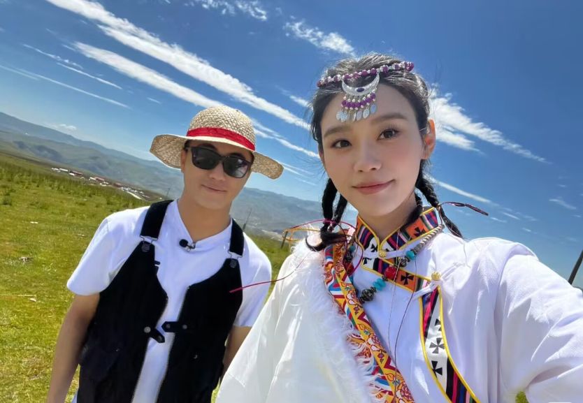 奚梦瑶穿藏服与老公合影,何猷君身材五五分,被调侃像当地导演