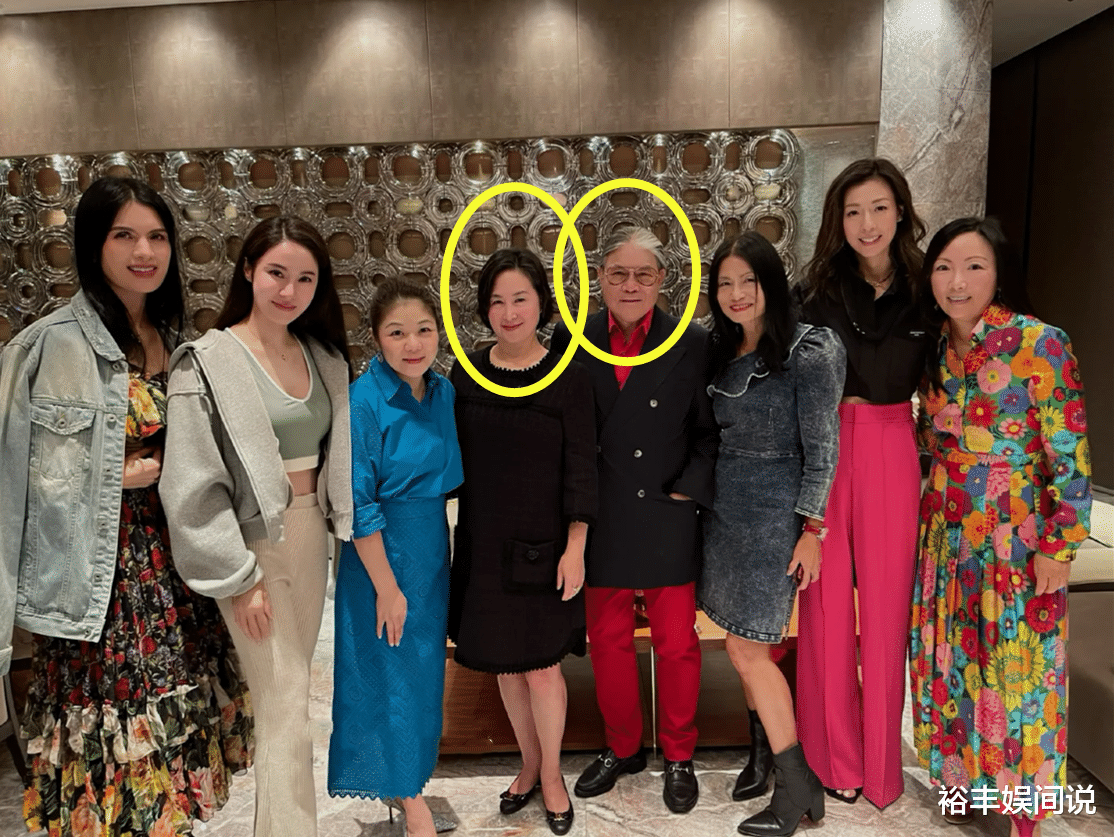 恭喜!霍启刚获浸会大学院士头衔,霍震霆携前妻以及两个儿子庆祝