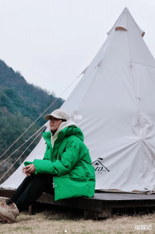 朱丹|朱丹带女儿去露营,5岁小小丹已戴上眼镜,周一围忙着拍戏挣钱