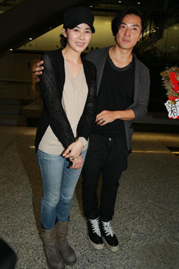 郑伊健夫妇现日本街头,他穿一身黑老态尽显,蒙嘉慧扎马尾超清纯