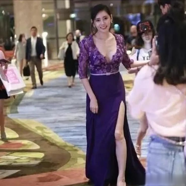 |秋瓷炫身材真火辣，穿深V领高开叉裙秀曲线，若隐若现太迷人