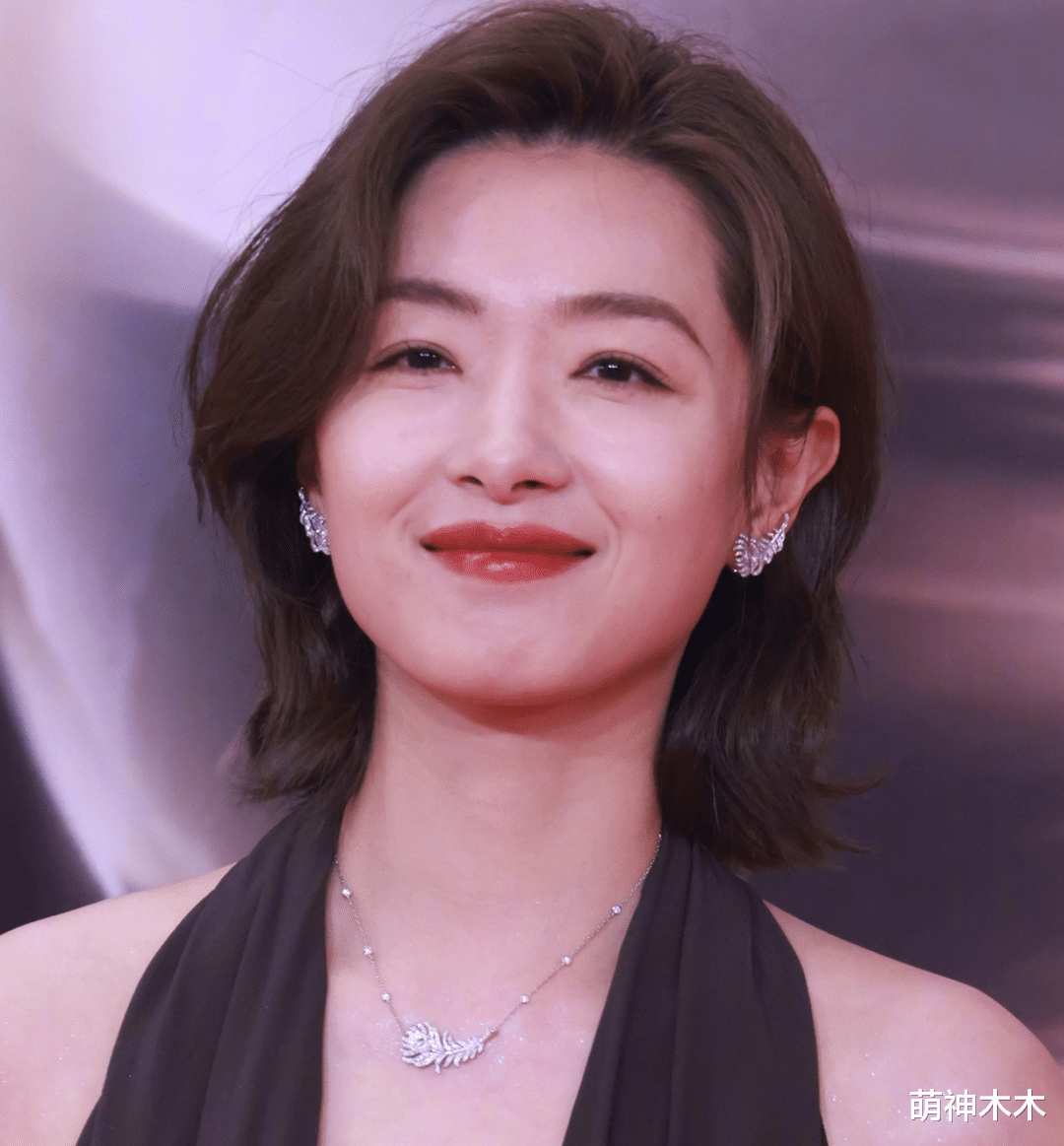 童瑶 品质盛典红毯生图：童瑶脸歪，张萌浮肿僵硬，杨超越发际线太圆