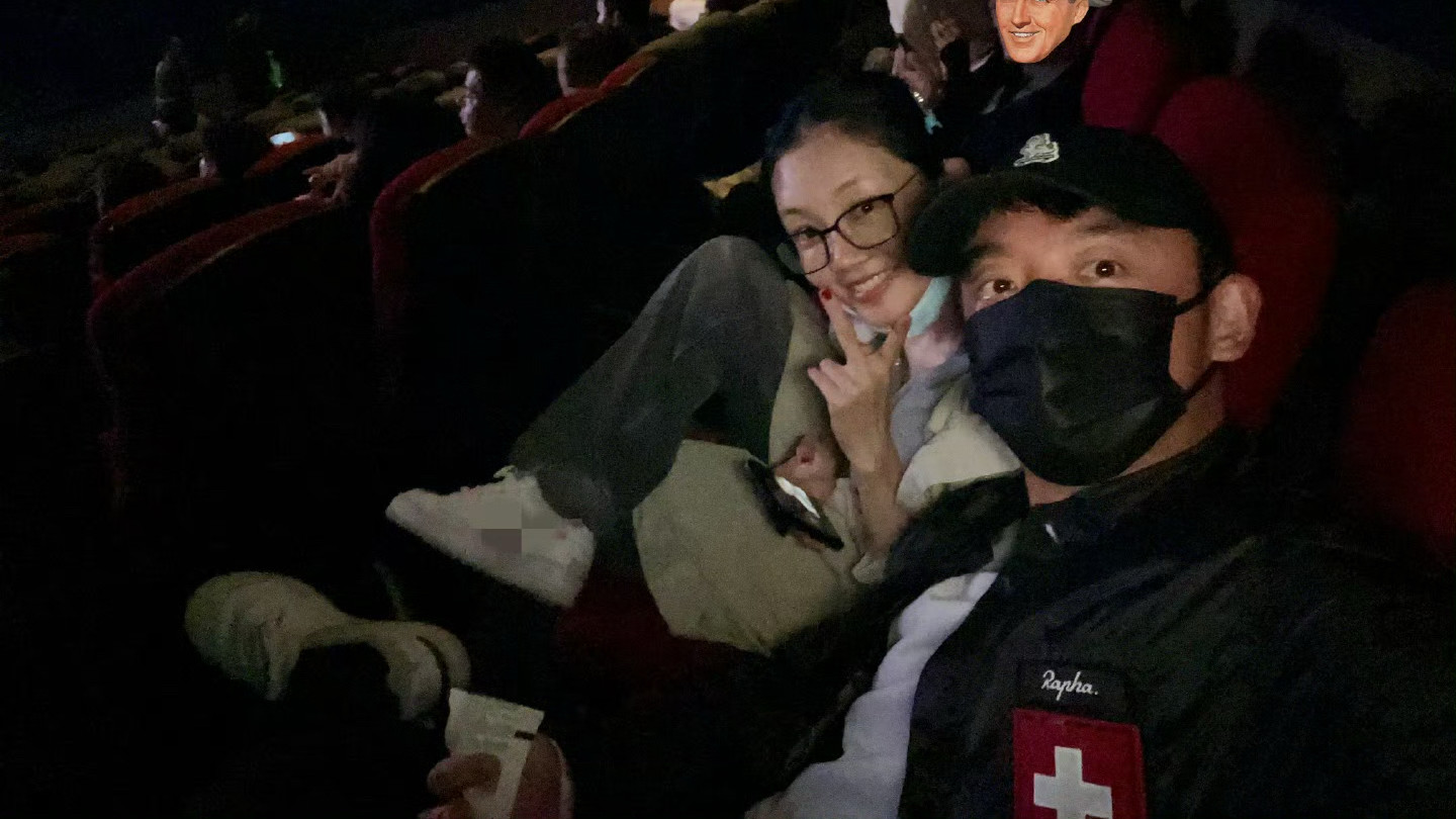 郑恺深夜带苗苗看《前任4》，撇下一双儿女独享二人世界，夫妻合体撒糖超甜