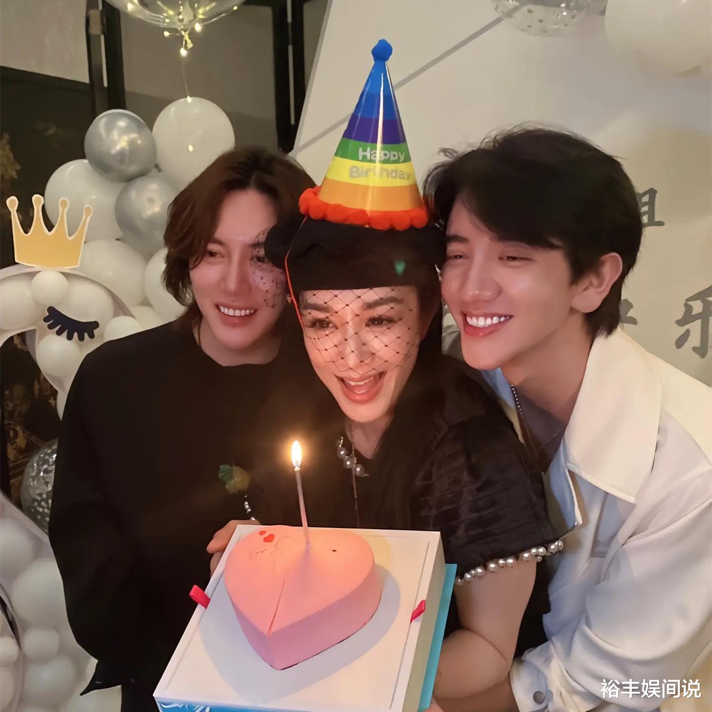 网红“王红权星”疑与同性结婚,无名指戴大钻戒,一身行头超千万