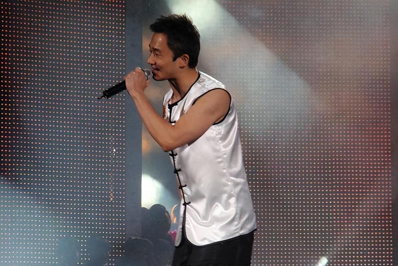 程雷和妻子王萌萌的感情,虽年纪相差18岁,但依旧甜蜜如初