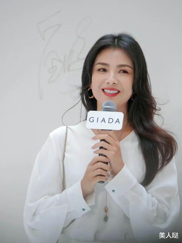 穿衣搭配 刘涛又美出圈了！一身白优雅温柔太有女人味，44岁比24岁还要美