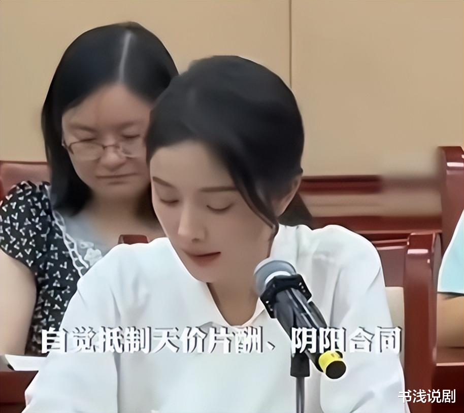 说川普的霸总，戴塑料耳环的校花，《以爱为营》“土”出新高度了